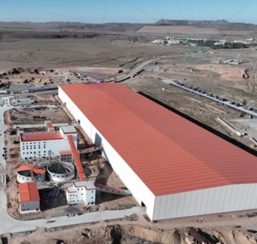 Industrial building with a long-span steel roof structure