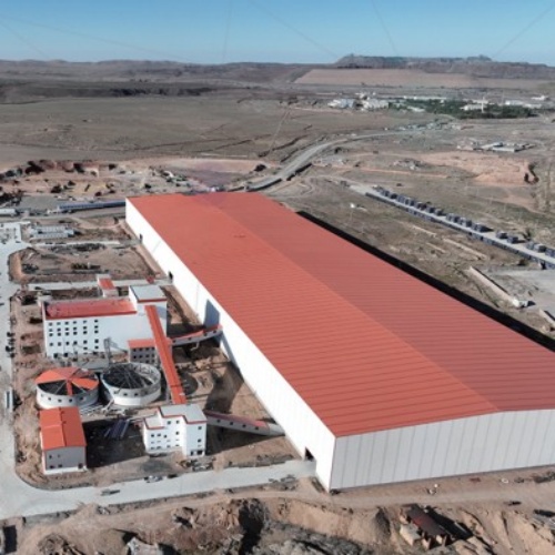 Industrial building with a long-span steel roof structure