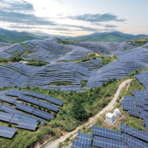 Photovoltaic arrays following mountainous terrain