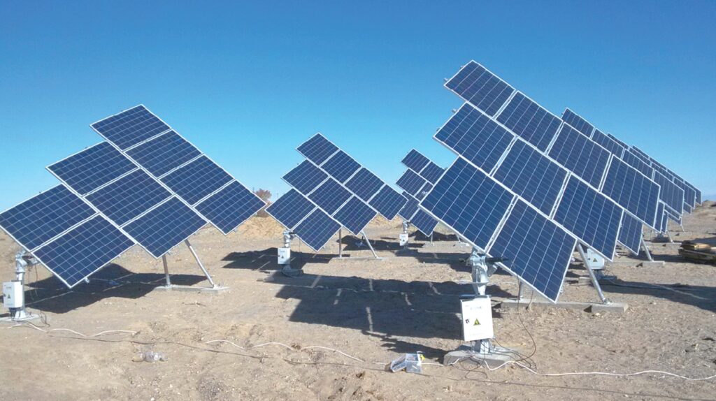 Single-axis solar tracking structure in an array