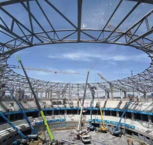 Long-span stadium roof steelwork under construction
