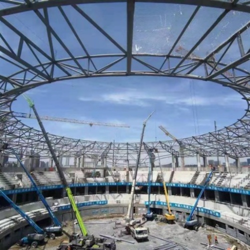 Long-span stadium roof steelwork under construction